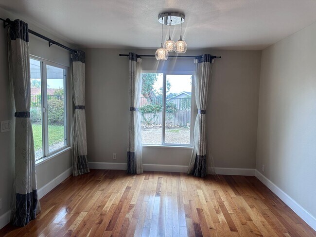 Building Photo - Stunning 3 bedroom + Den with Large Yard!