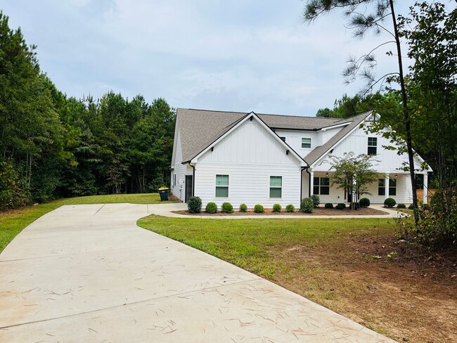 Building Photo - ***MOVE IN SPECIAL*** Wow! Perfect 4 bedro...