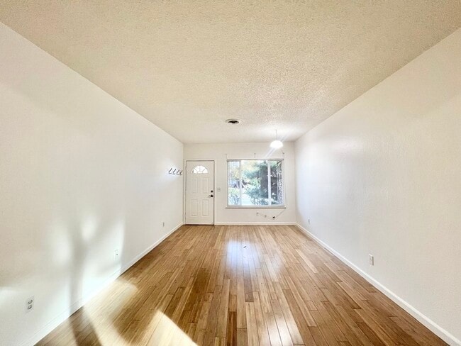 Building Photo - Spacious and recently remodeled 2 bedroom 1 bathroom duplex!