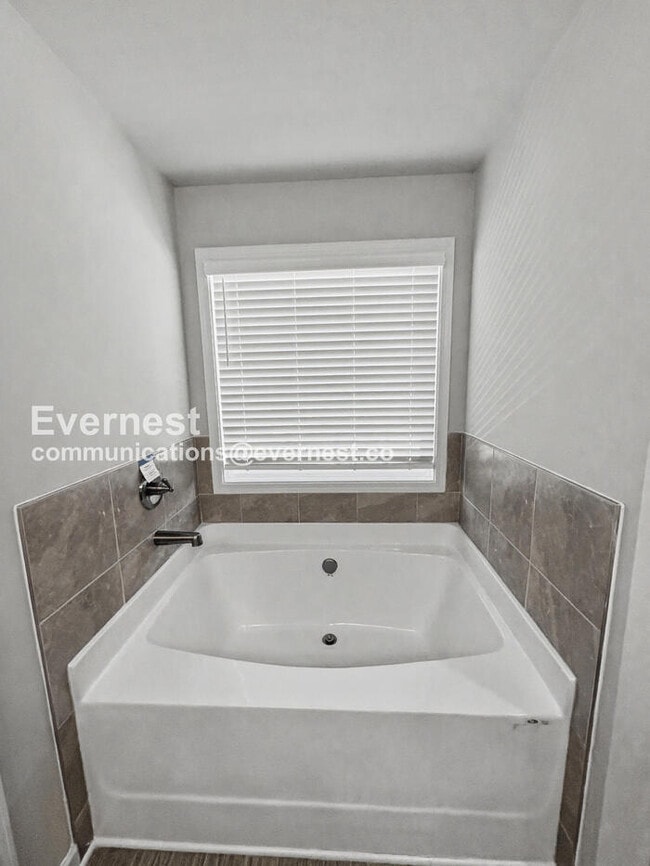 Building Photo - 3 Bed, 2.5 Bath Home with Fenced Yard & Garage / Pet-Friendly / Available Now!