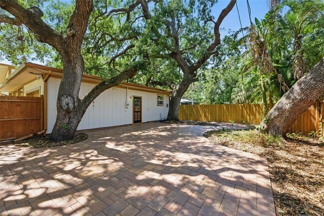Building Photo - 4926 Camellia Way S