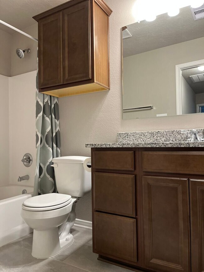 Building Photo - Like new 3 bedroom, 2 bath in the gated community of Point Aquarius/Summerchase