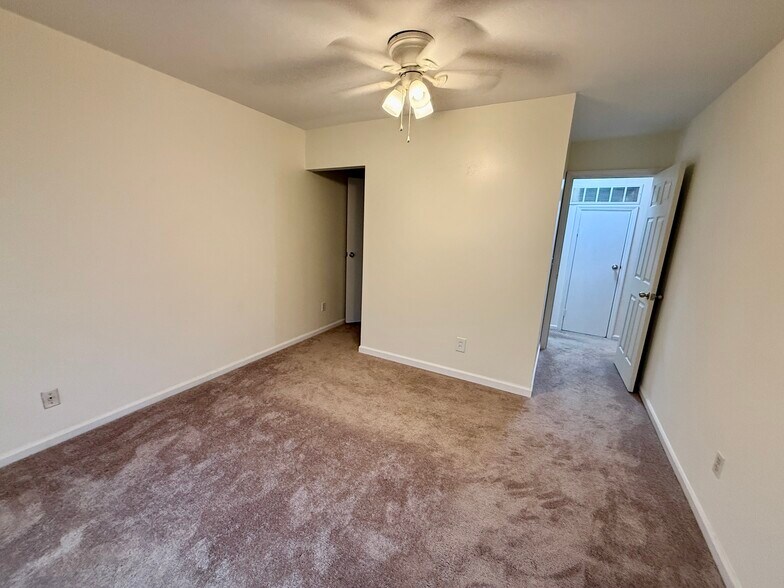 Building Photo - 991 Manor Ln