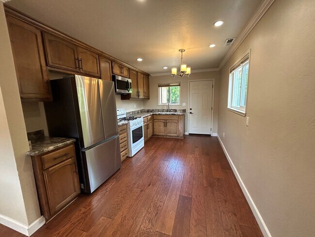 Building Photo - 1300 Mesa Dr