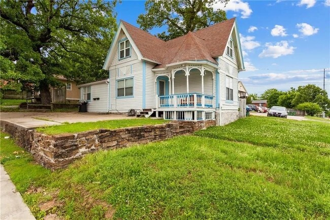 Victorian House near University, Bike Trail, Restaurants and Shopping - 805 N Leverett Ave