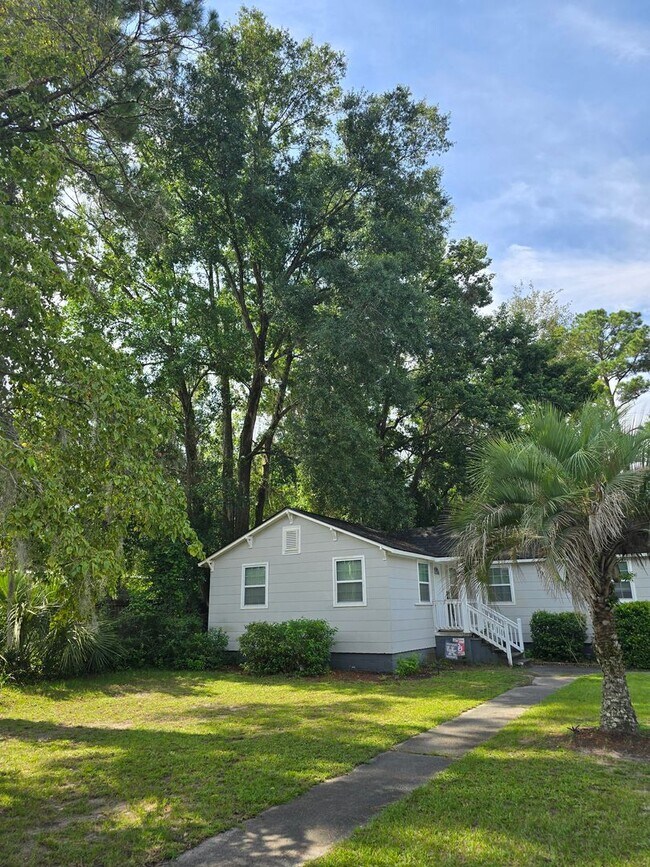 Building Photo - Cozy Home