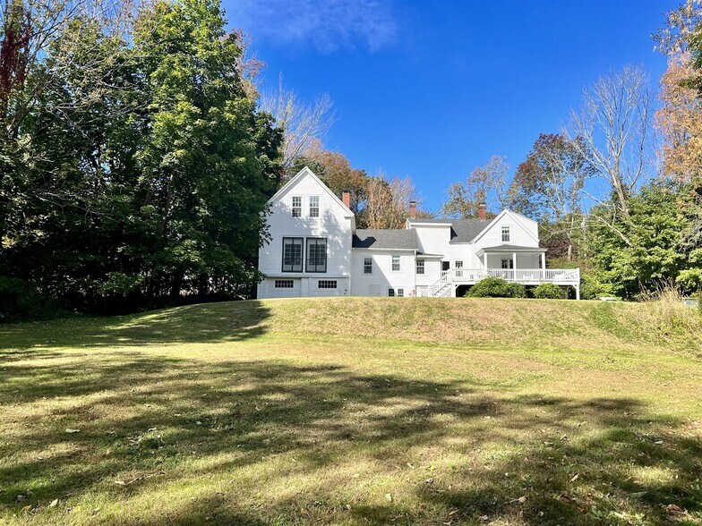 Building Photo - 11 Pine Hill Rd S