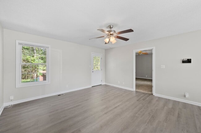 Building Photo - Cozy Charm Meets Modern Touches in Oak Grove