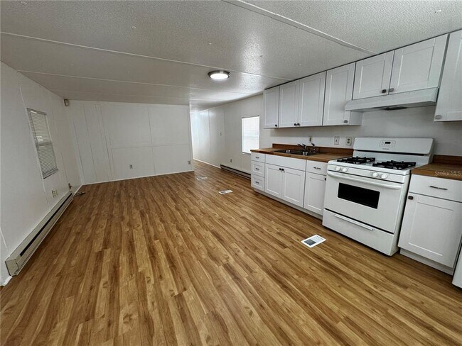 Building Photo - 1350 County Dr