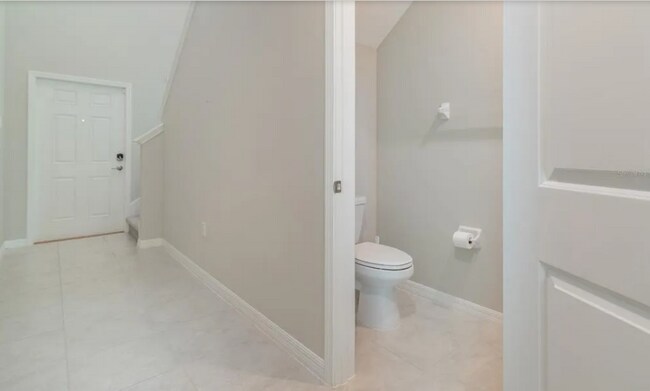Building Photo - Beautiful 4 BR 2.5 BA home in desirable Ly...