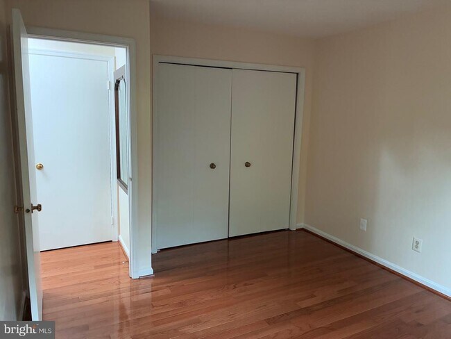 Building Photo - 7209 Lake Cove Dr