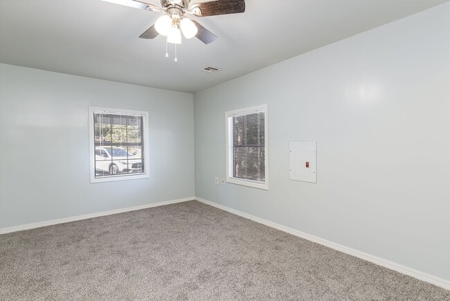 Building Photo - Berryhill 3 bedroom, 2 bath on oversized lot.