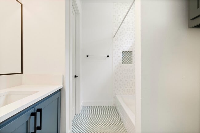 Building Photo - 2504 Bluffview Dr