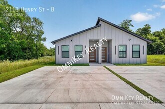 Building Photo - 2113 Henry St