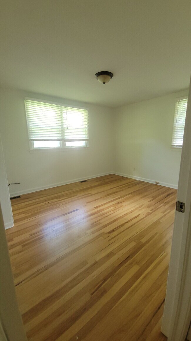 Building Photo - "2-Bedroom Retreat with Located in the 5 Points area of Huntsville!"