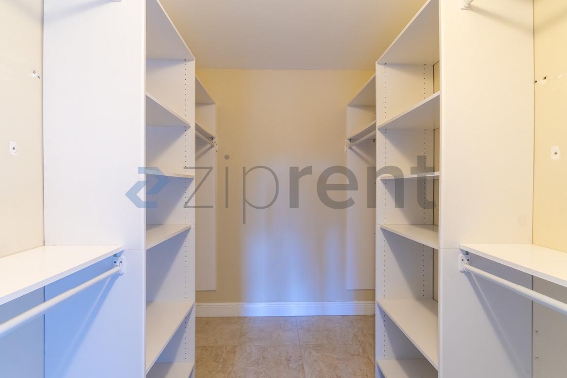 Building Photo - Unit D1