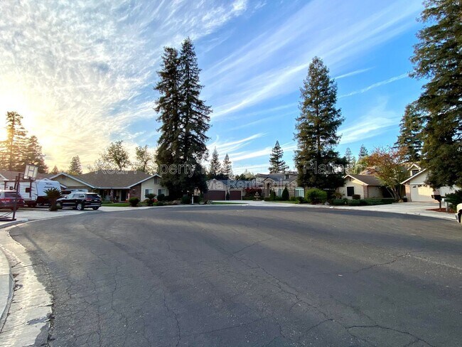 Building Photo - 672 W Ellery Ave