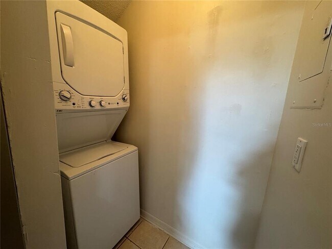 Building Photo - 964 Helmsley Ct