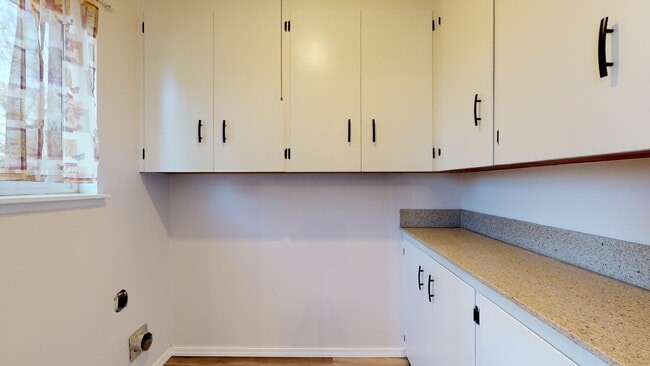 Building Photo - SeaTac rambler home -3 bedroom 1 bath with carport.  Fenced yard!!!  Available March 1st, 2026!