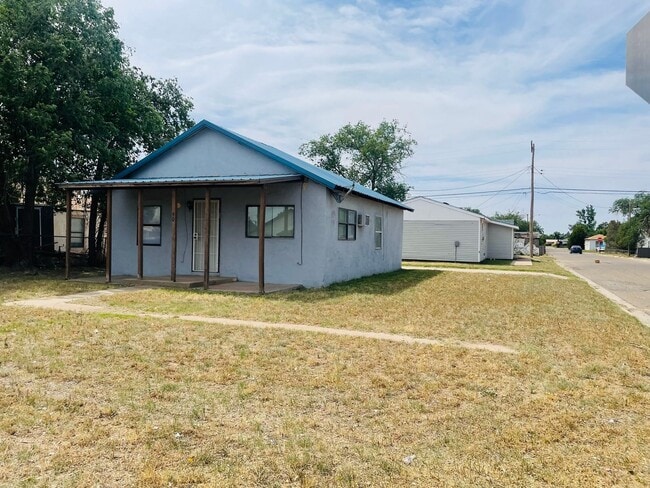 Building Photo - 2 bedroom / 1 bath, W/D connections