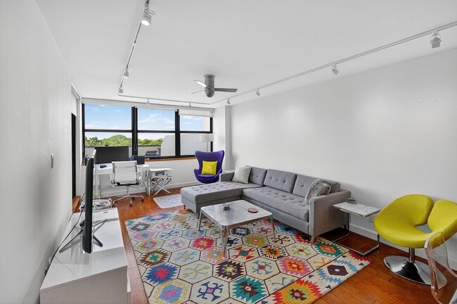 Building Photo - 2555 Collins Ave