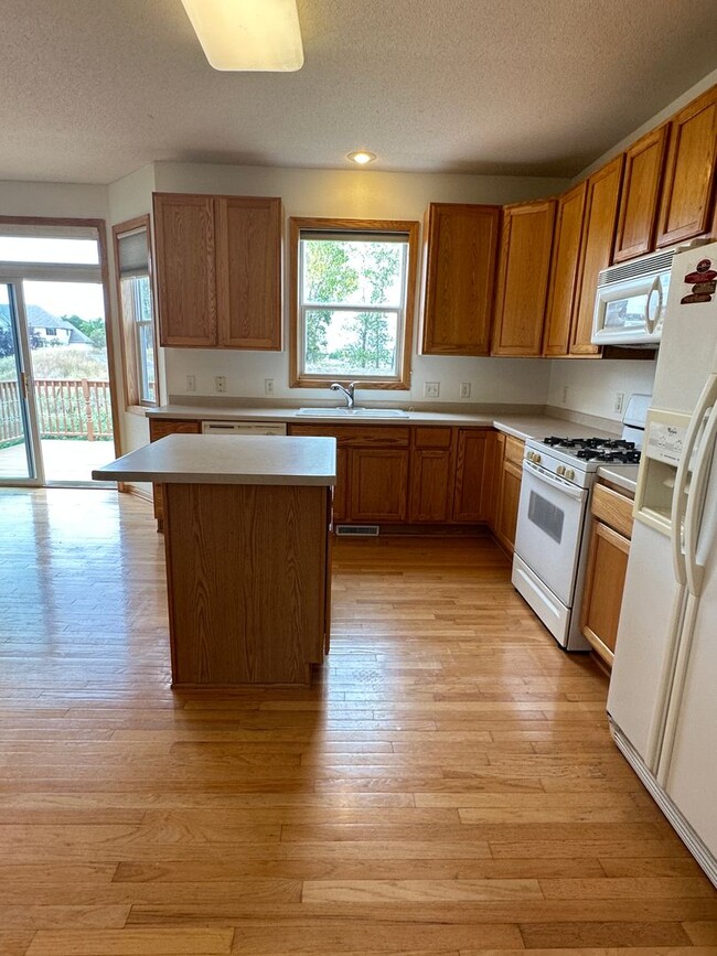 Building Photo - Spacious Single Family Home, Fireplace, 3....