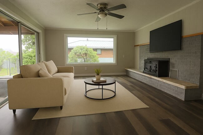 Building Photo - Updated Classic - Mid Century 4/2 2600 sf. All one level.