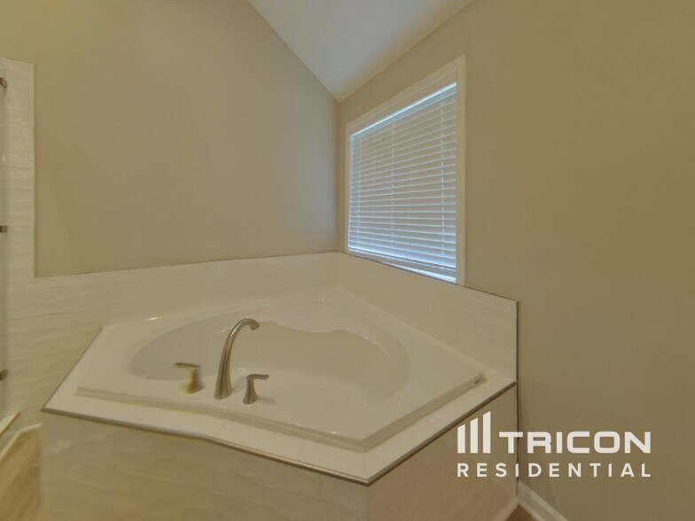 Building Photo - 315 Avonlea Dr