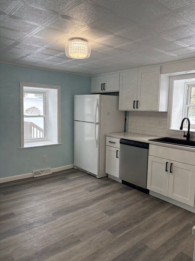 Building Photo - 1 Floor Living on 1/2 Acre, 4 Bedrooms/1 Bath, Garage-Dallastown SD