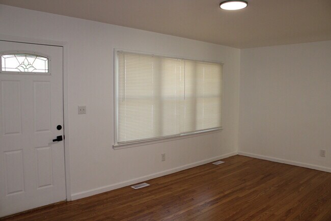 Building Photo - 4bed 2 full bath in Independence off Truma...