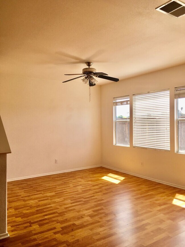 Building Photo - Spacious Three Bedroom Townhouse with Atta...