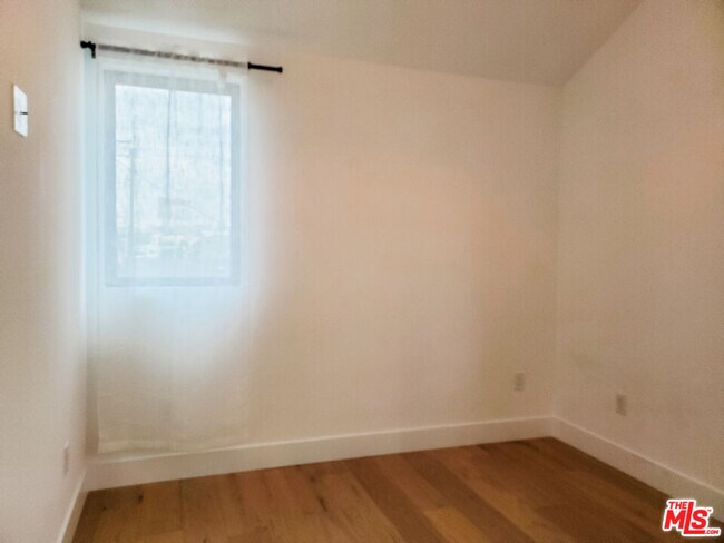 Building Photo - 11221 Hannum Ave