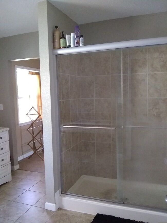 Building Photo - Charming 2 story home available on quiet s...