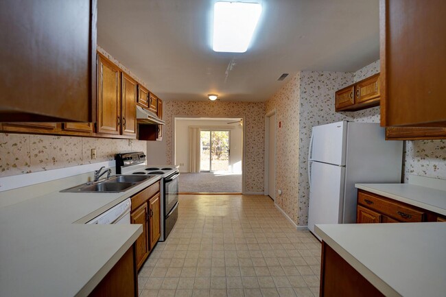 Building Photo - **Charming Ranch-Style 2-Bedroom Home with...