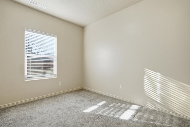 Building Photo - Beautiful Hobble Creek 4 Bed/2 Ba NEW FLOORS & PAINT