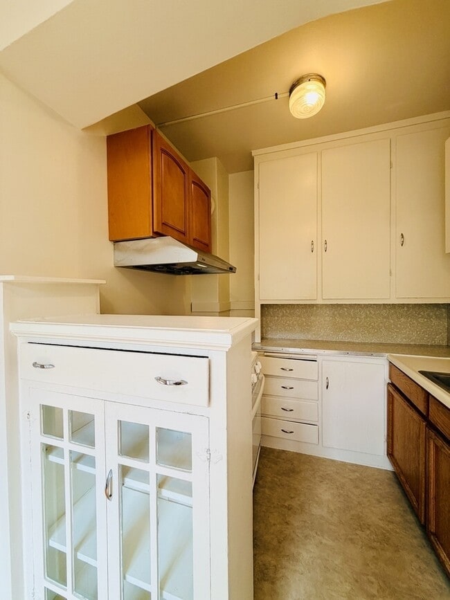 Building Photo - 405 6th Ave