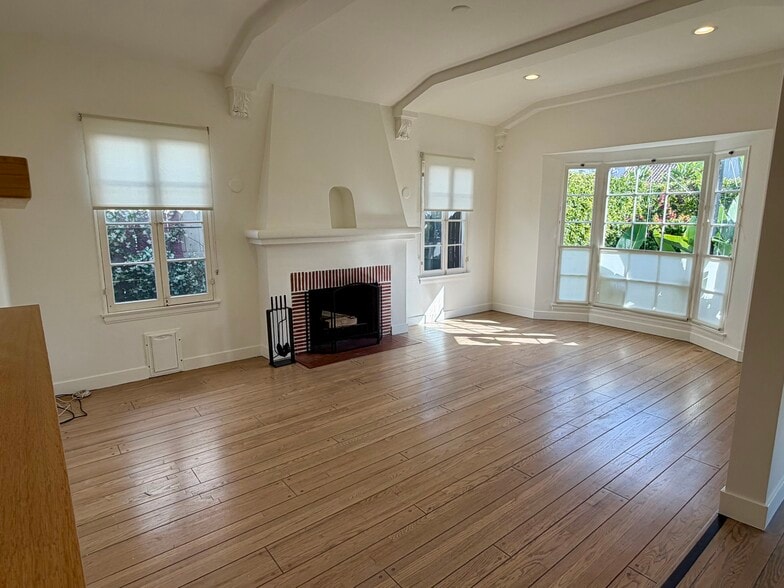 Building Photo - 3159 Hutchison Ave