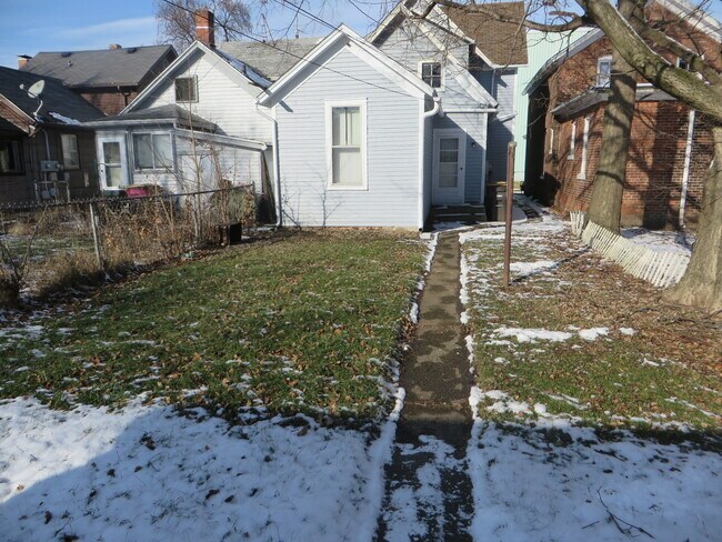 Building Photo - Large Three Bedroom, 1.5 Bathroom Home hal...