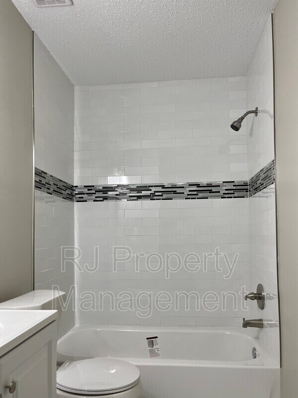Building Photo - 2344 N Orchid Dr