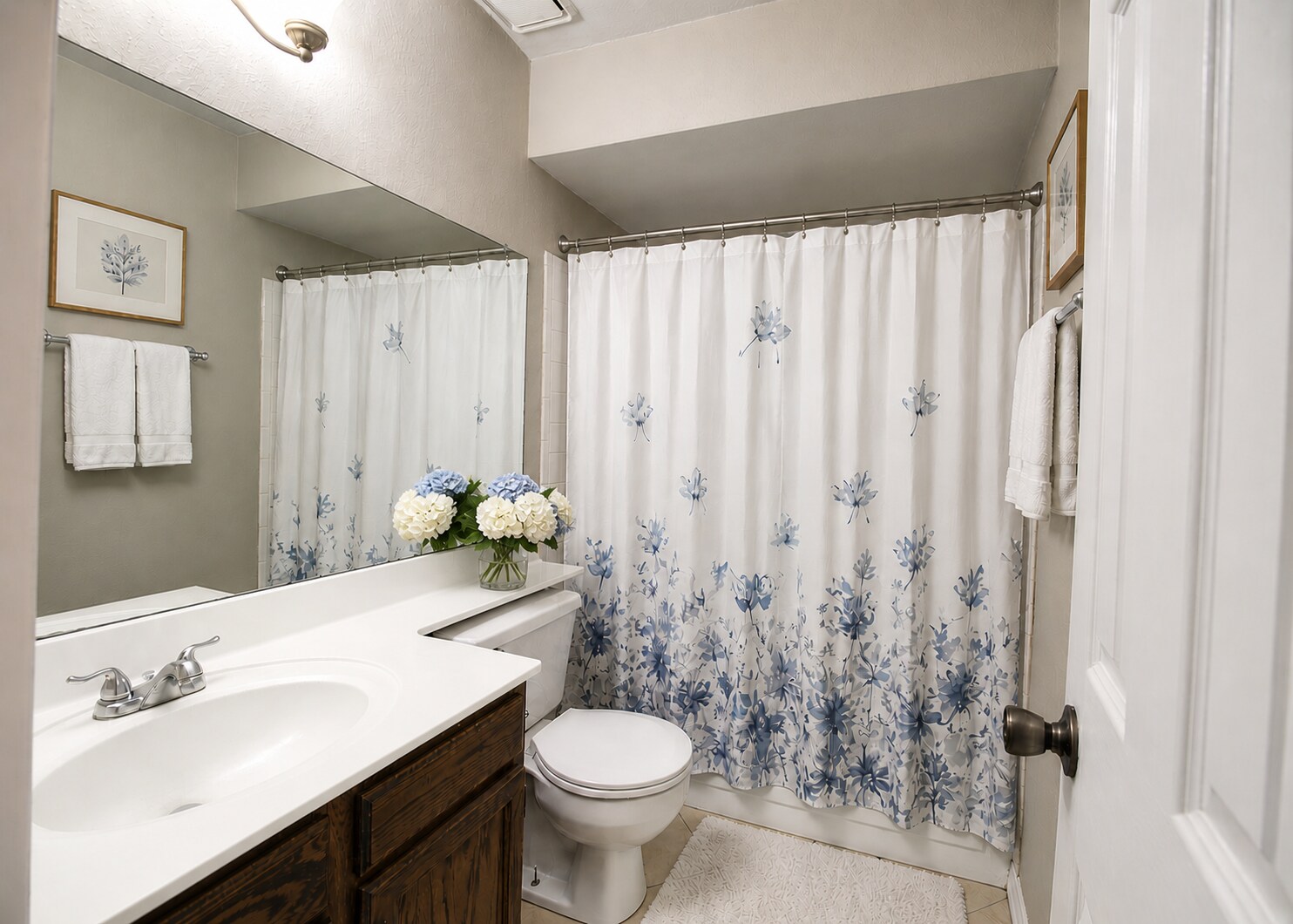 Main Bath - 3731 E Hampton Ave