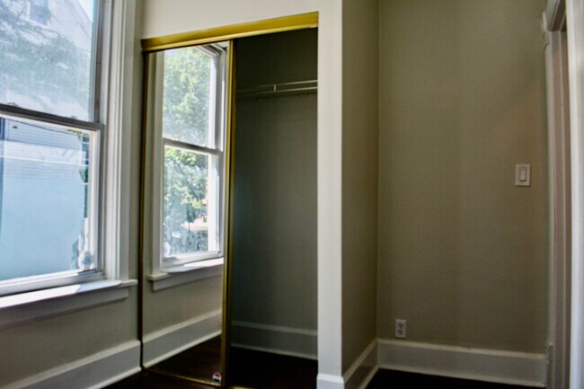 Building Photo - 1008 Garnett Pl