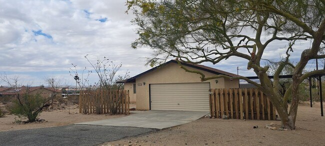 Building Photo - Larger 2 Bedroom home