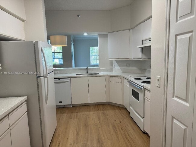 Building Photo - 3245 NE 184th St