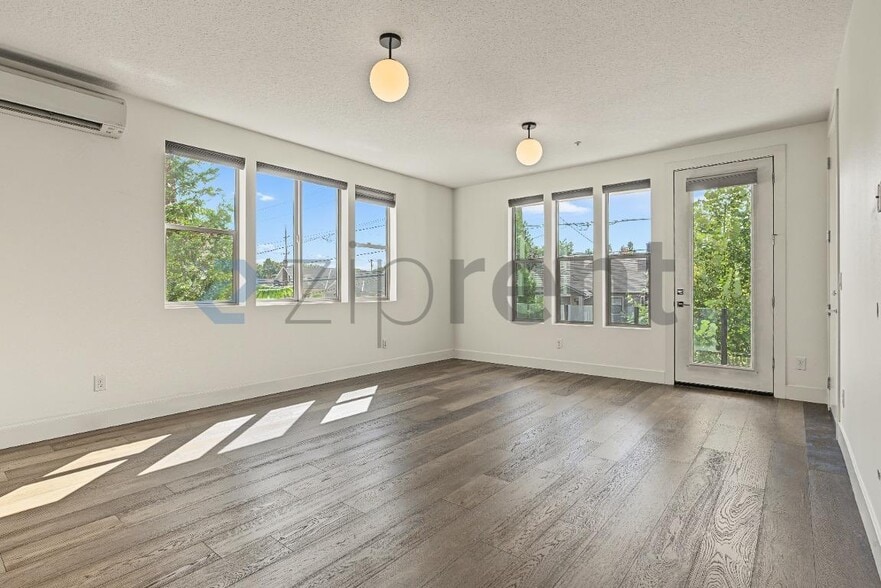 Building Photo - Unit D