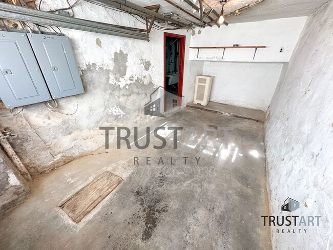 Building Photo - 148 W Spencer St