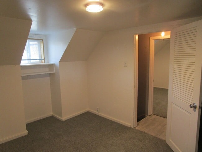 Building Photo - Custom 3 Bedroom Home Near Ochoco Creek Pa...