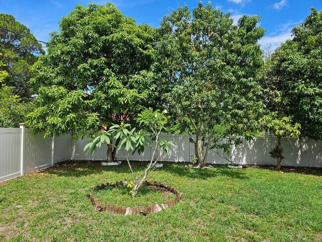 Building Photo - 1040 Big Horn Cir NW