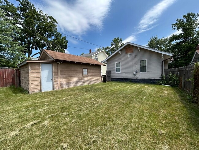 Building Photo - 1717 Roys Ave