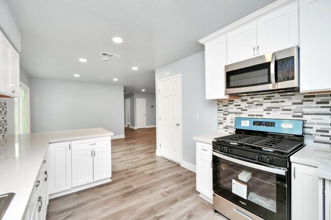 Building Photo - 6411 Hollow Oaks Dr