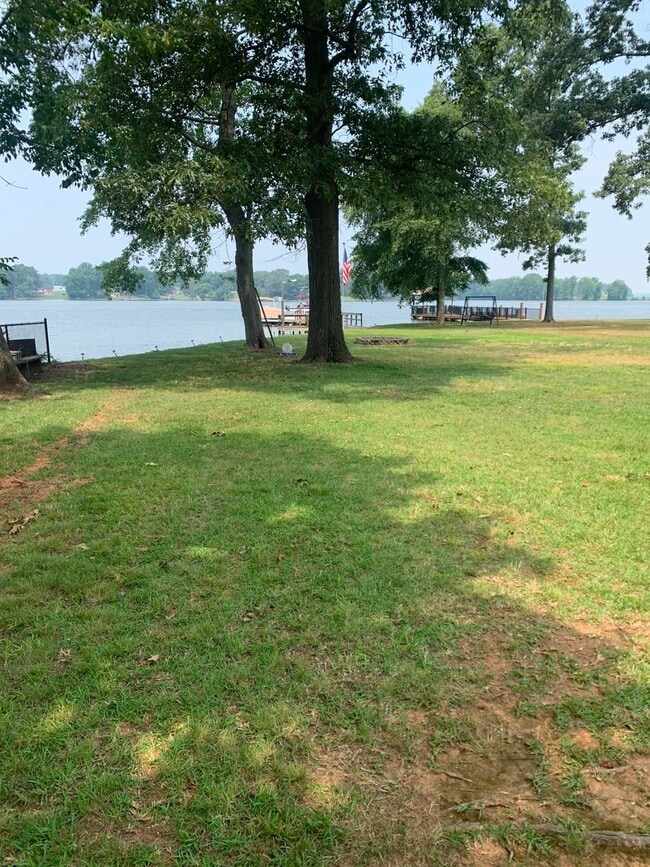 Building Photo - 3 bedroom 2 bath on High Rock Lake